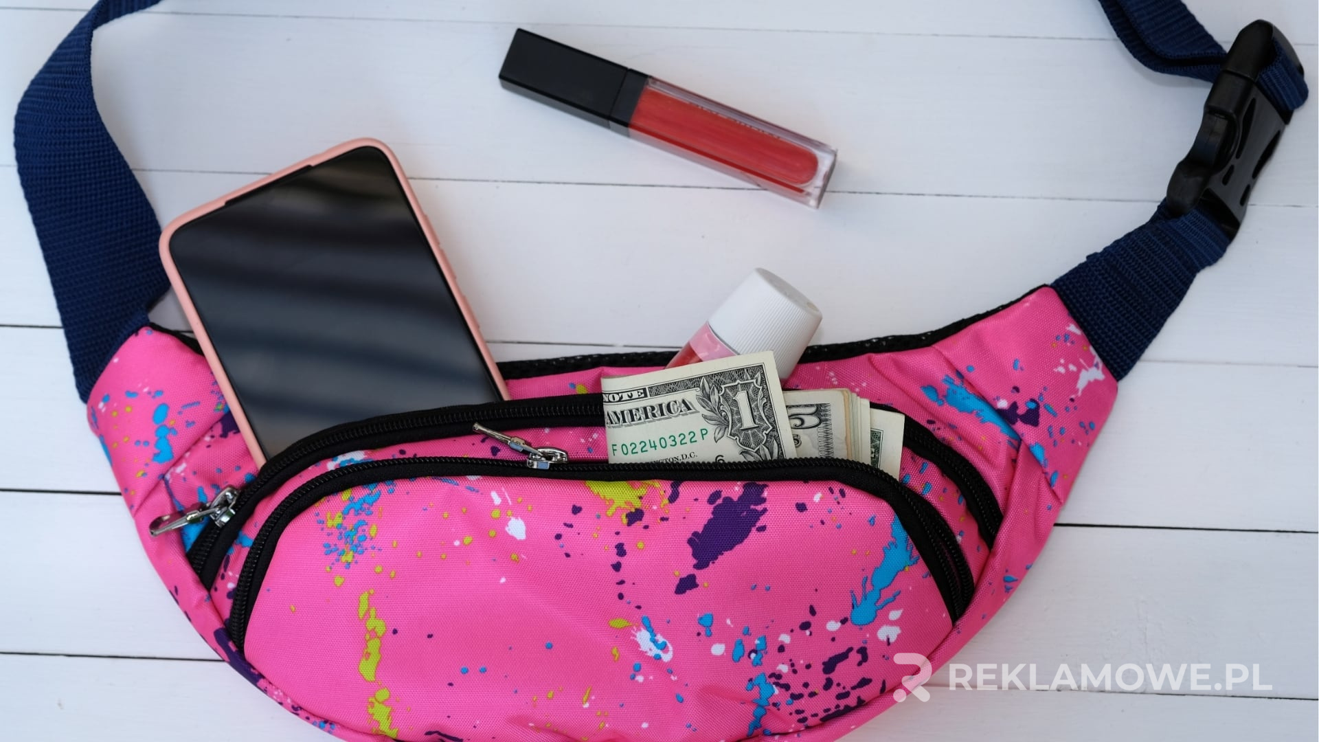 Billboard reklamowy w miejskiej scenerii