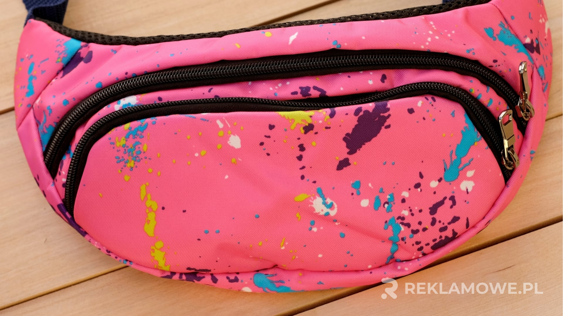 Nerki reklamowe noszone przez uczestników festiwalu muzycznego